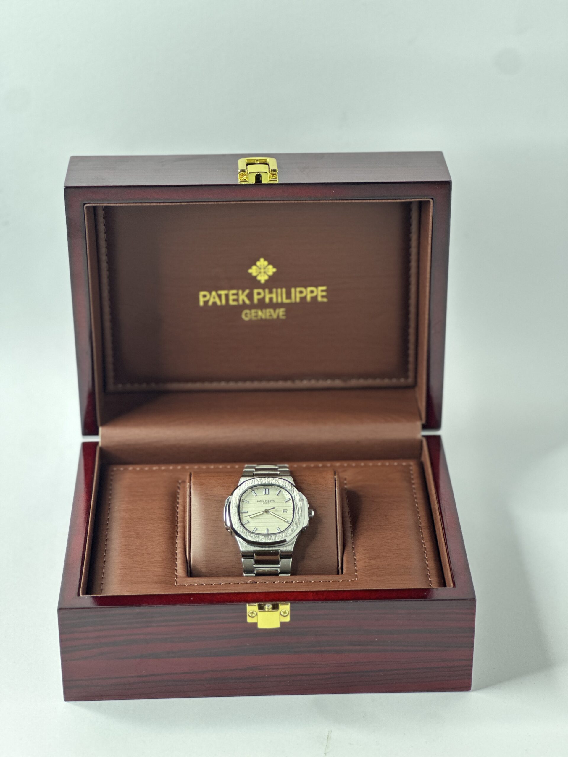 Patek Philippe White Dial with Silver Chain – Luminous Effect Watch - Image 4