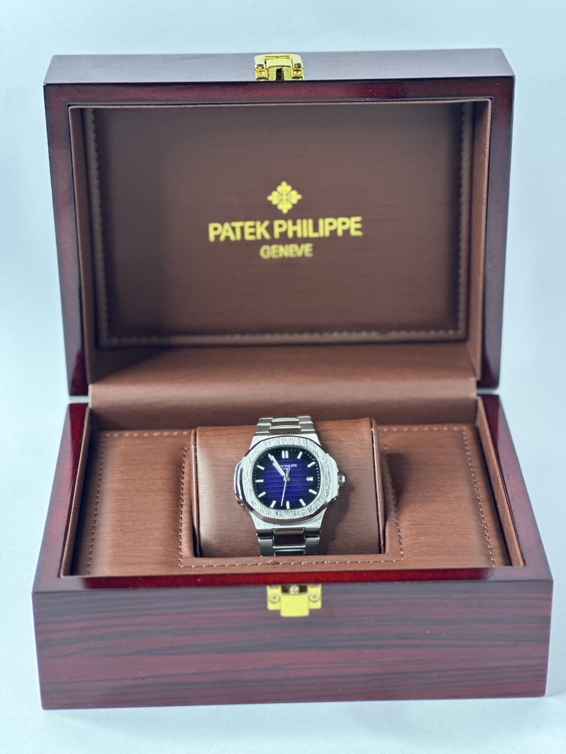 Patek Philippe Blue Dial with Silver Chain – Luminous Effect Watch - Image 4